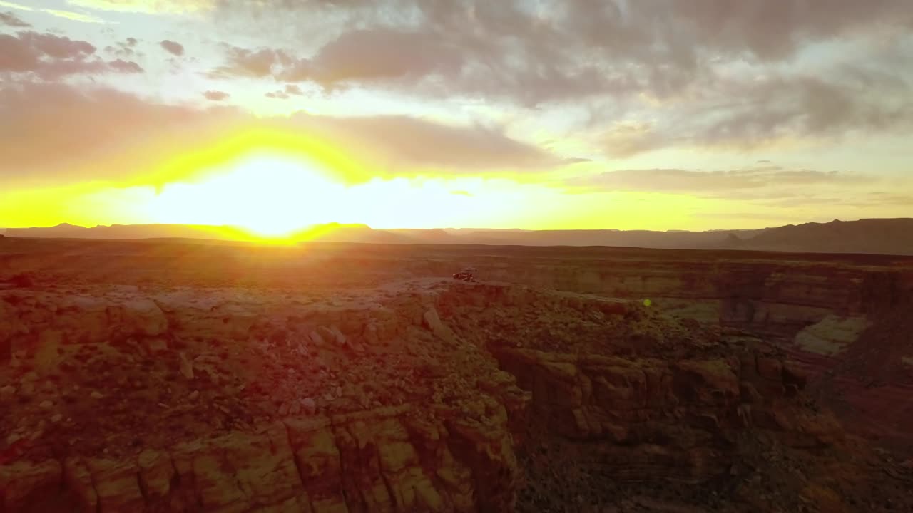 空中:在日落时著名的大峡谷国家公园顶部的平移车辆-页，亚利桑那州视频下载