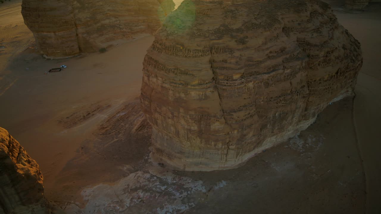 空中拍摄日落时沙漠中天然岩层的风景-阿卢拉，沙特阿拉伯视频下载