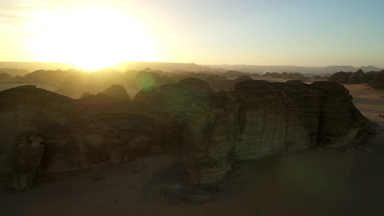 空中拍风景著名的象岩在沙漠的天空在日落-阿卢拉，沙特阿拉伯视频下载