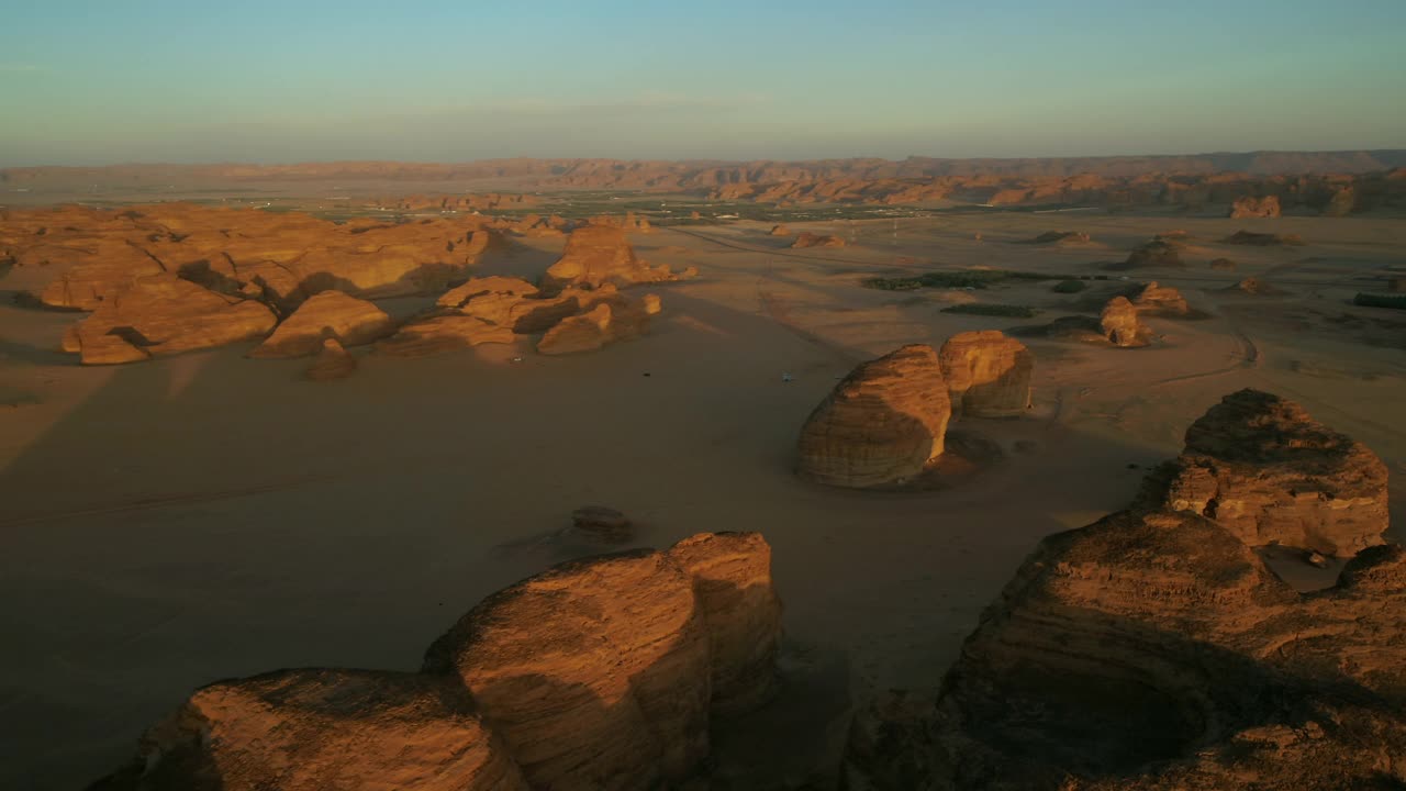 日落时沙漠上天然岩层的空中摄降镜头-阿卢拉，沙特阿拉伯视频下载