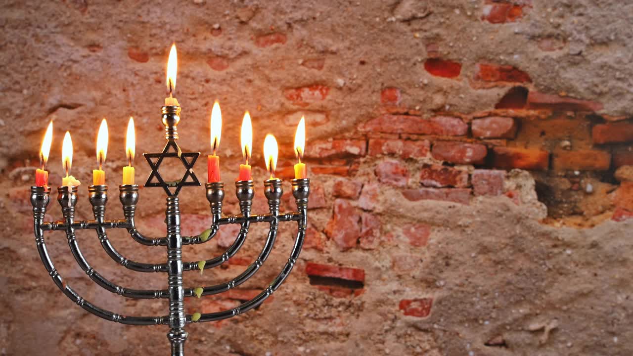 犹太光明节，燃烧的烛台是犹太教传统节日的象征视频素材