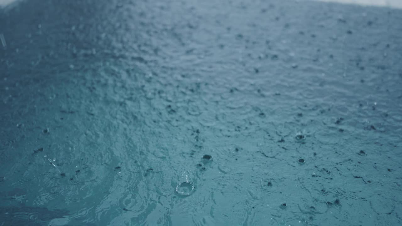 游泳池下雨。视频素材