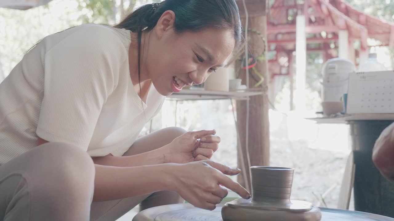 东南亚妇女练习制作陶器视频下载