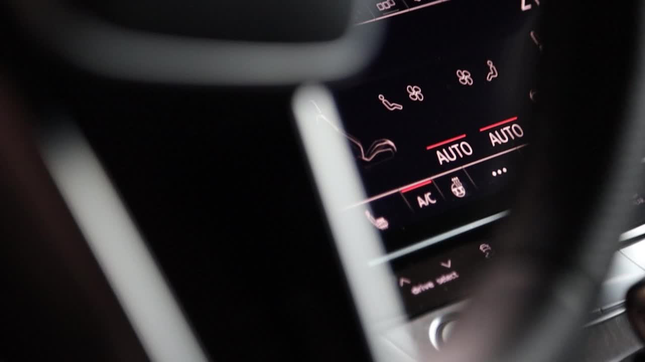 透过方向盘看。在现代高级轿车的气候控制。后排乘客的空调。屏幕上的控件。视频下载