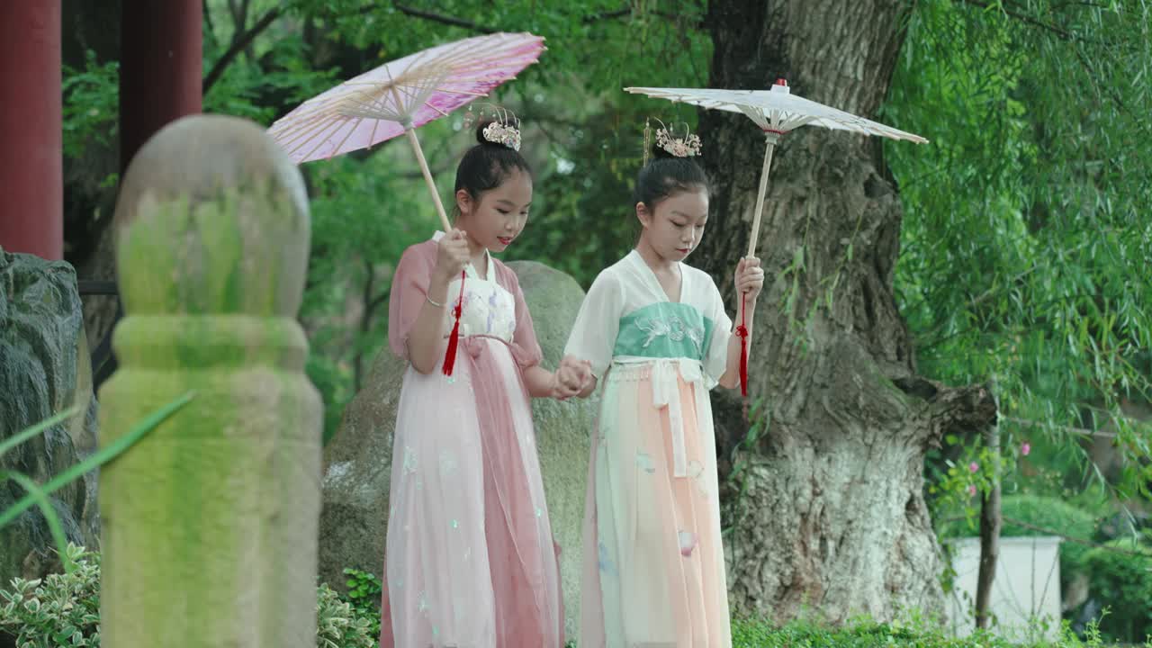 女孩穿汉服(汉族的传统服装)视频下载