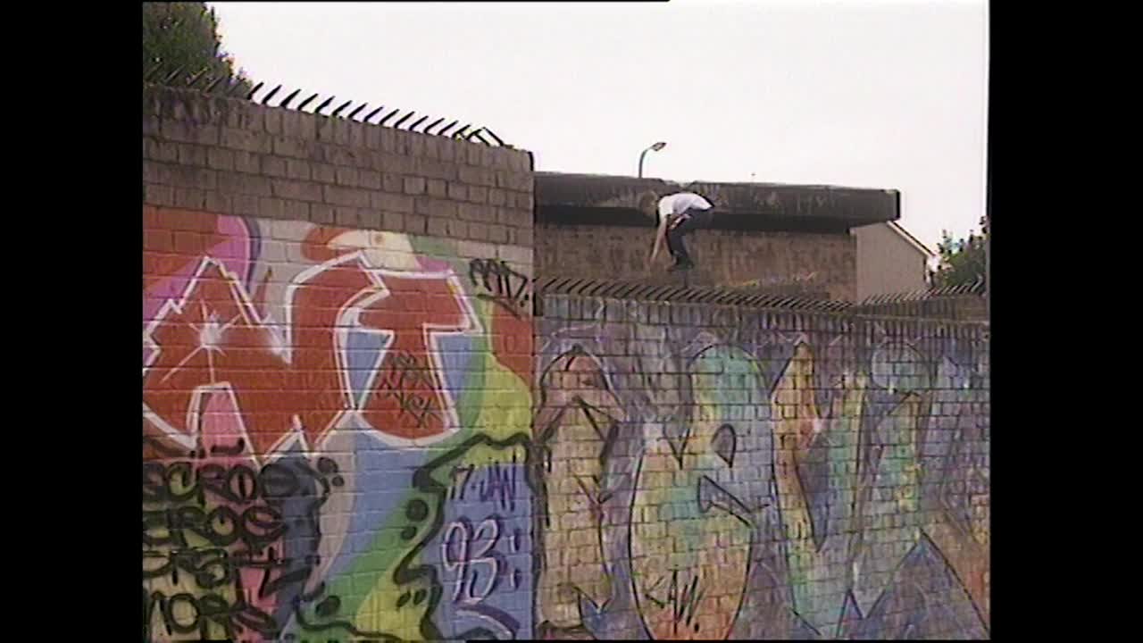 WS小男孩爬上加的夫的屋顶;1994视频素材