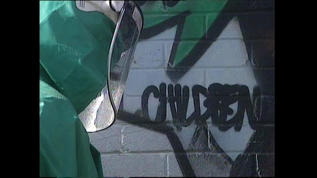穿工作服的人清除墙上的涂鸦;1994视频素材