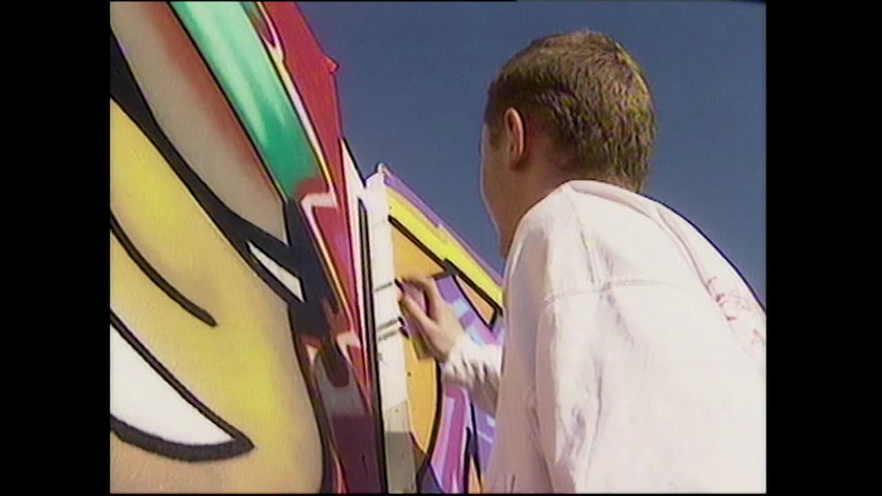 MS人在墙上涂鸦;1994视频素材