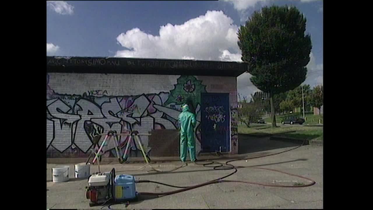 WS工作人员在工作服清除墙上的涂鸦;1994视频素材