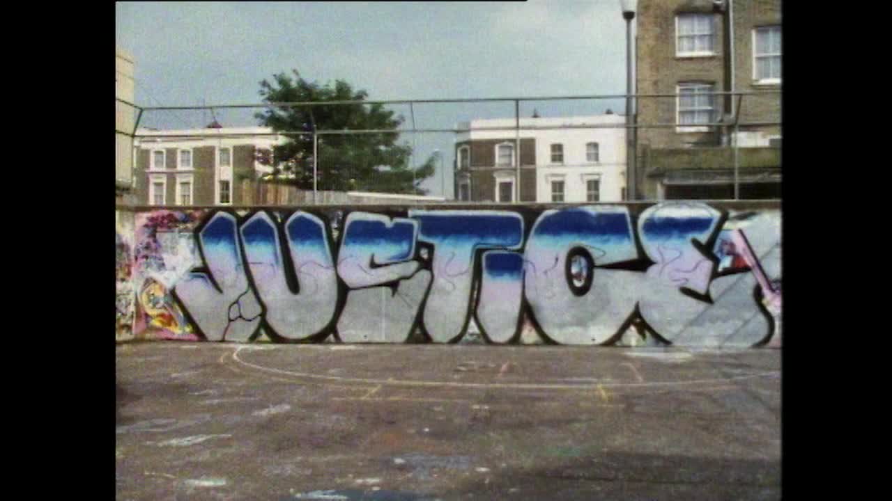 伦敦户外运动场的墙上满是涂鸦;1987视频素材