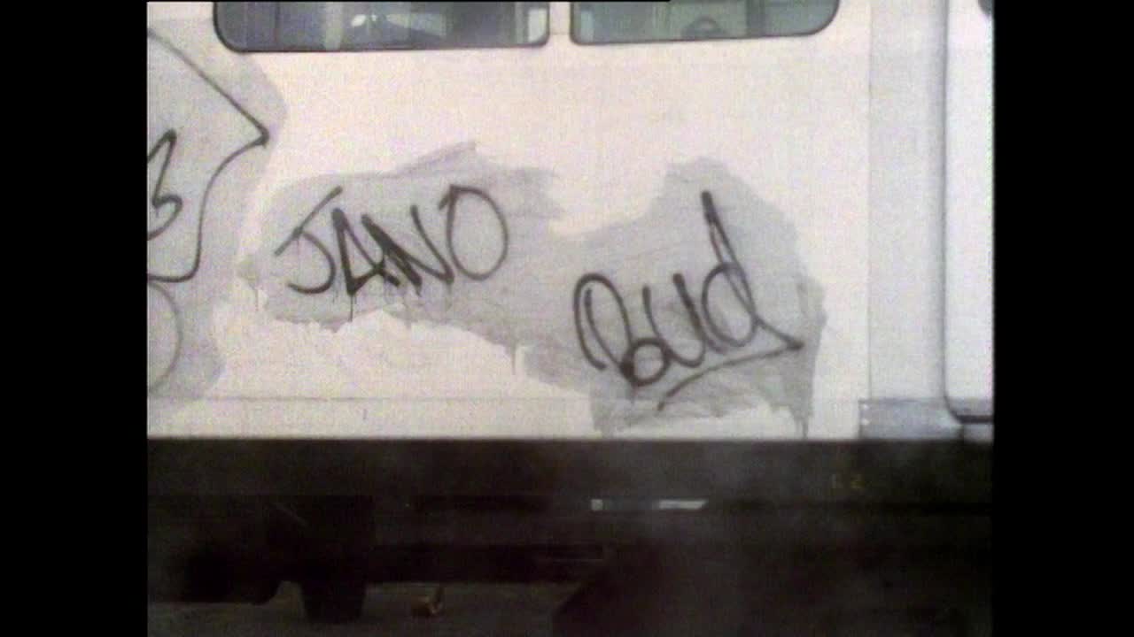 男子清理伦敦地铁上的涂鸦;1987视频素材
