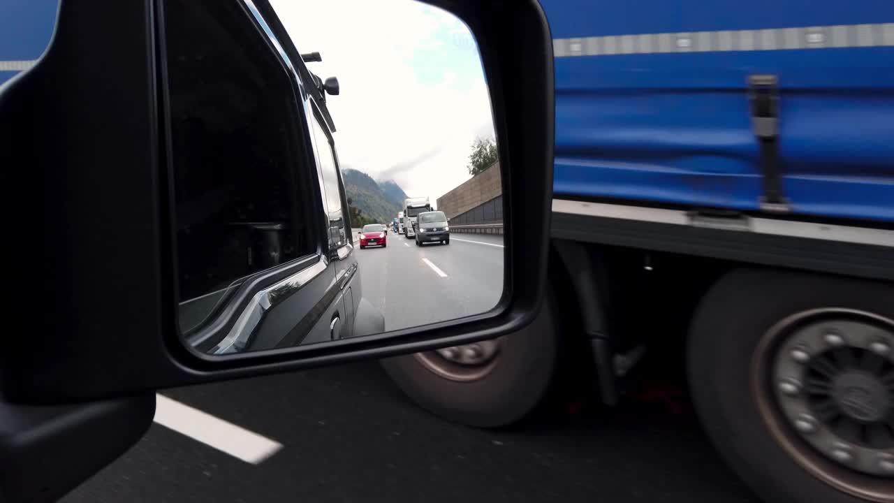 南蒂罗尔布伦纳高速公路上的卡车交通堵塞视频下载