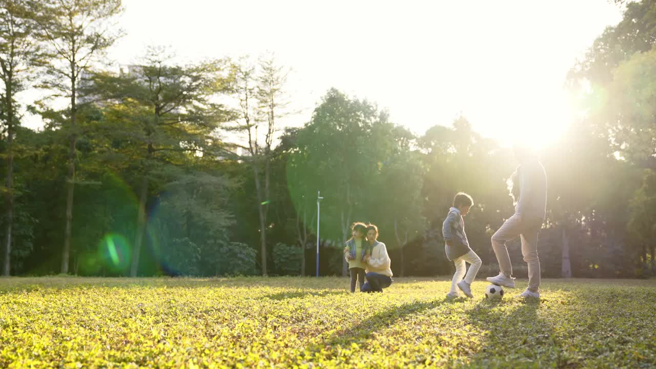 年轻的亚洲家庭在公园里玩户外视频下载