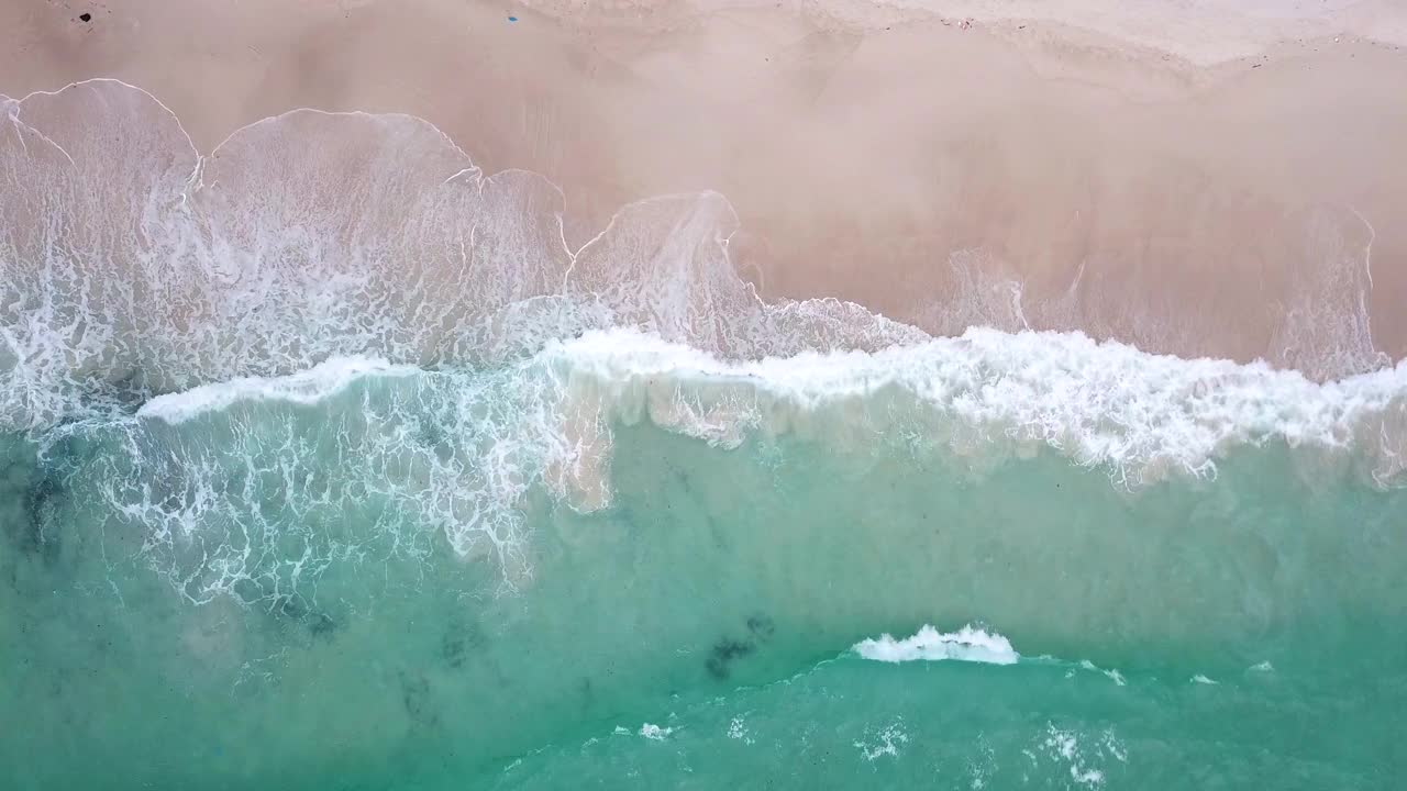 鸟瞰图热带海滩和波浪与白色的沙滩和蓝色的大海视频下载