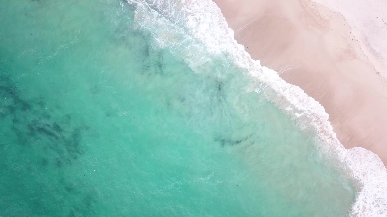 鸟瞰图热带海滩和波浪与白色的沙滩和蓝色的大海视频素材