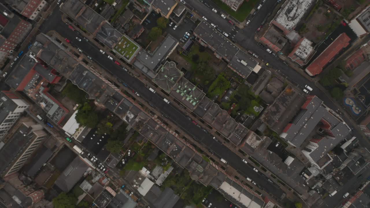 空中鸟瞰从上到下的城市街区狭窄的街道。爱尔兰都柏林视频下载