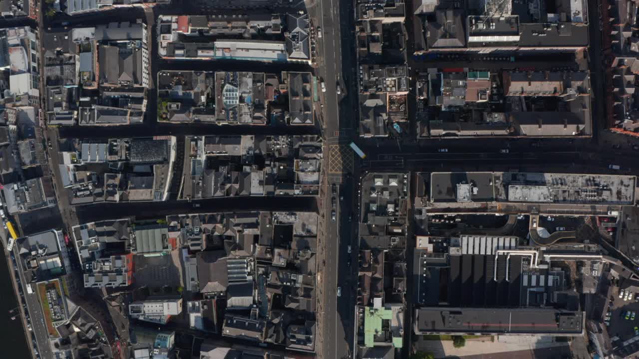 在英国国会大厦，空中鸟瞰从上到下的城市街道。爱尔兰都柏林视频下载