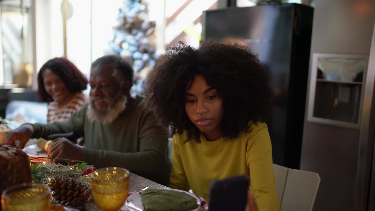 一名年轻女子正在视频通话，或者在家拍摄家人的圣诞晚餐视频下载