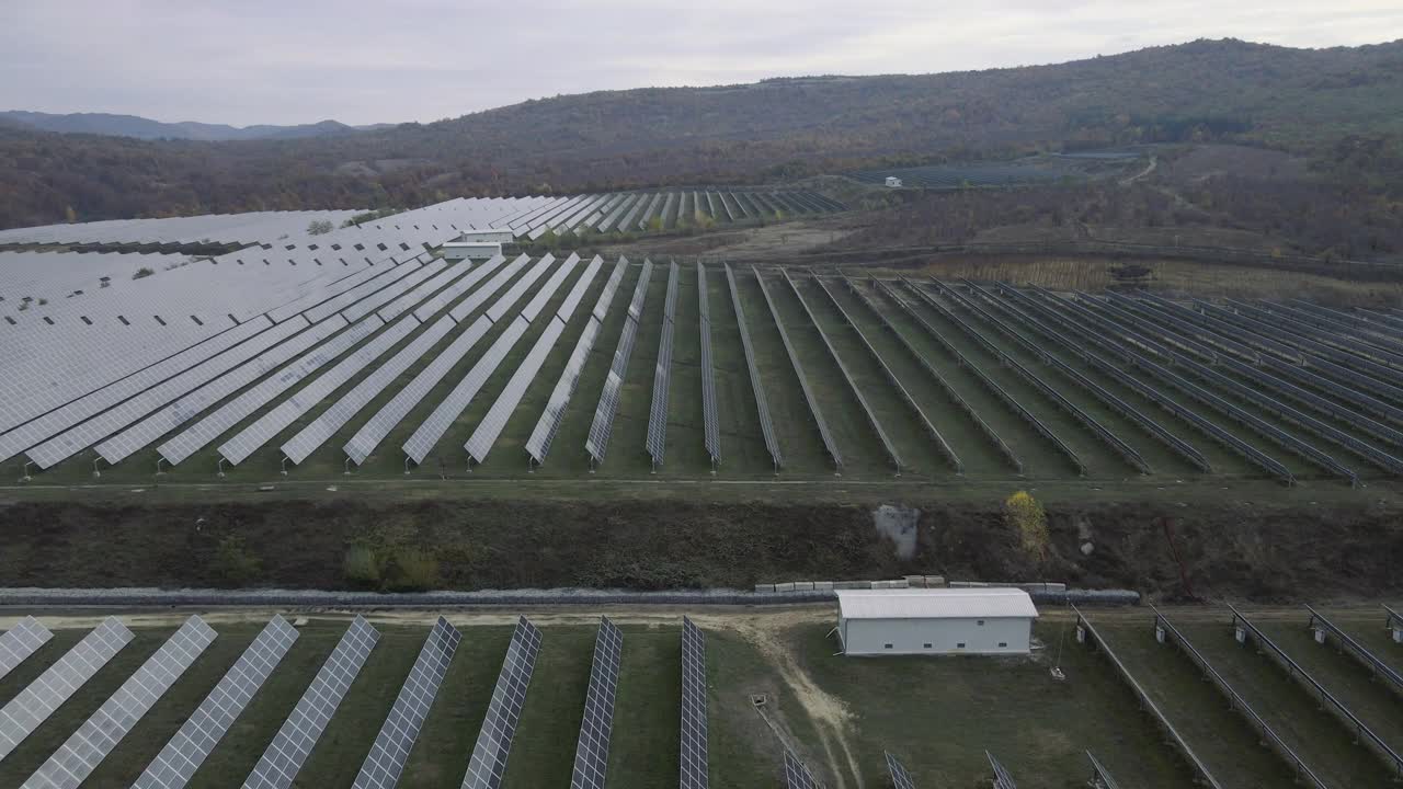 太阳能电池板，鸟瞰图。碳中和和可再生能源工厂。视频下载