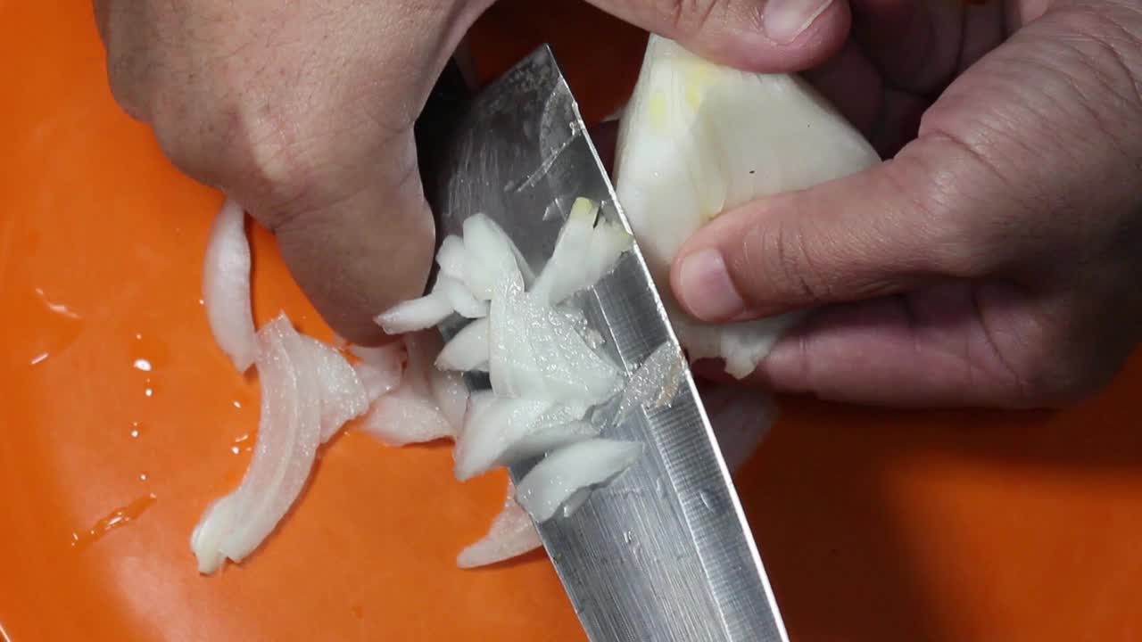 用锋利的刀切洋葱。视频下载