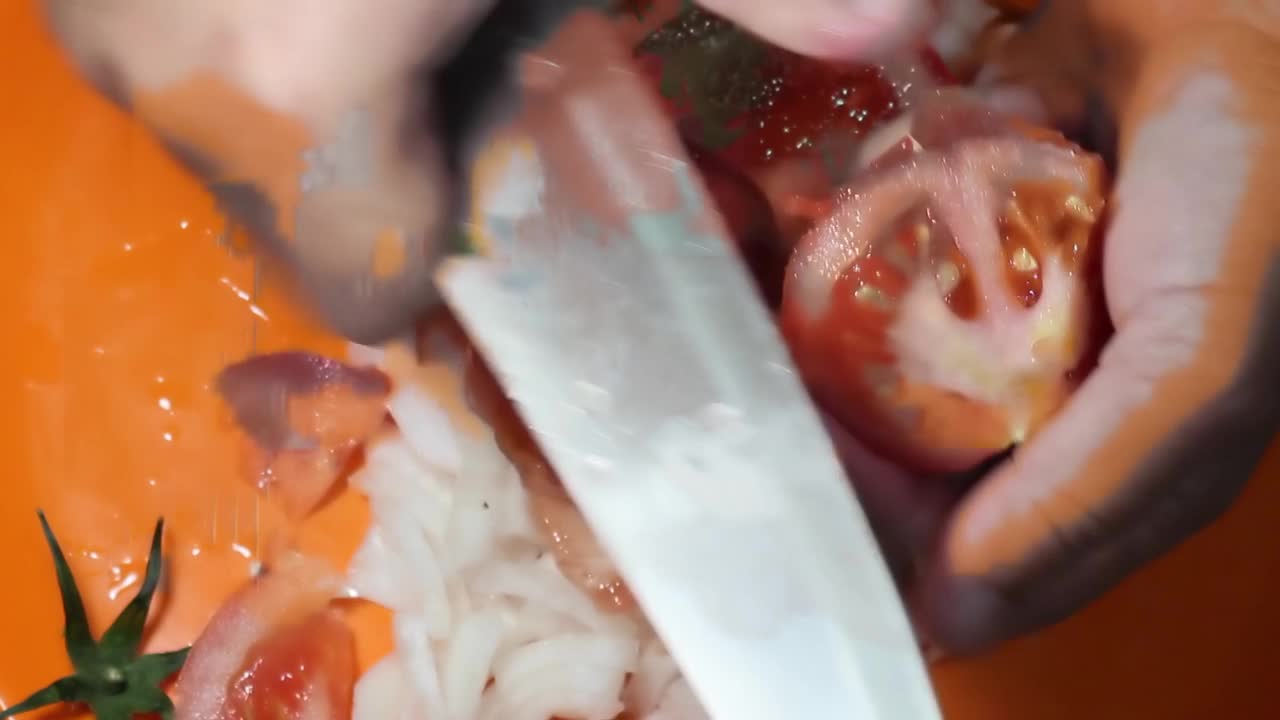 用锋利的刀将番茄切片或切成薄片。视频下载