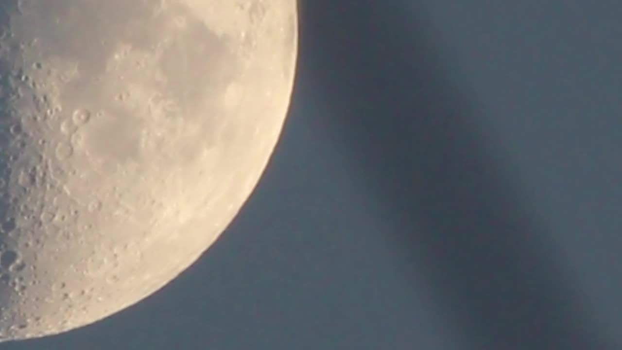 地球月亮在夜晚在黑色背景下发光视频下载