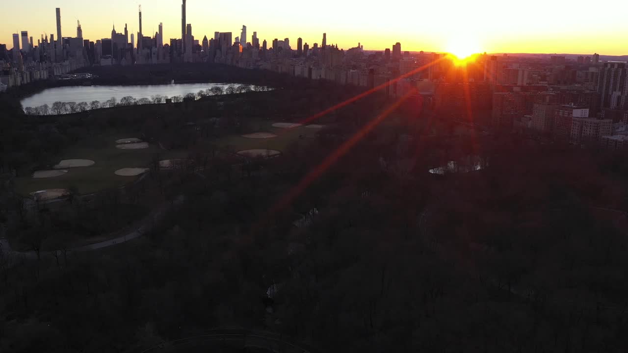 日落时分，纽约中央公园上空，阳光灿烂视频素材