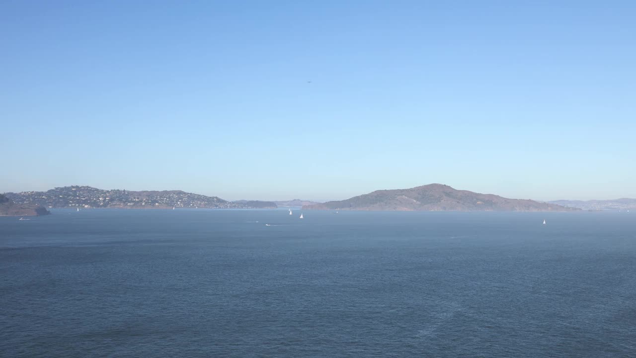 10月一个阳光明媚的下午，从旧金山湾到金门大桥的全景视频素材