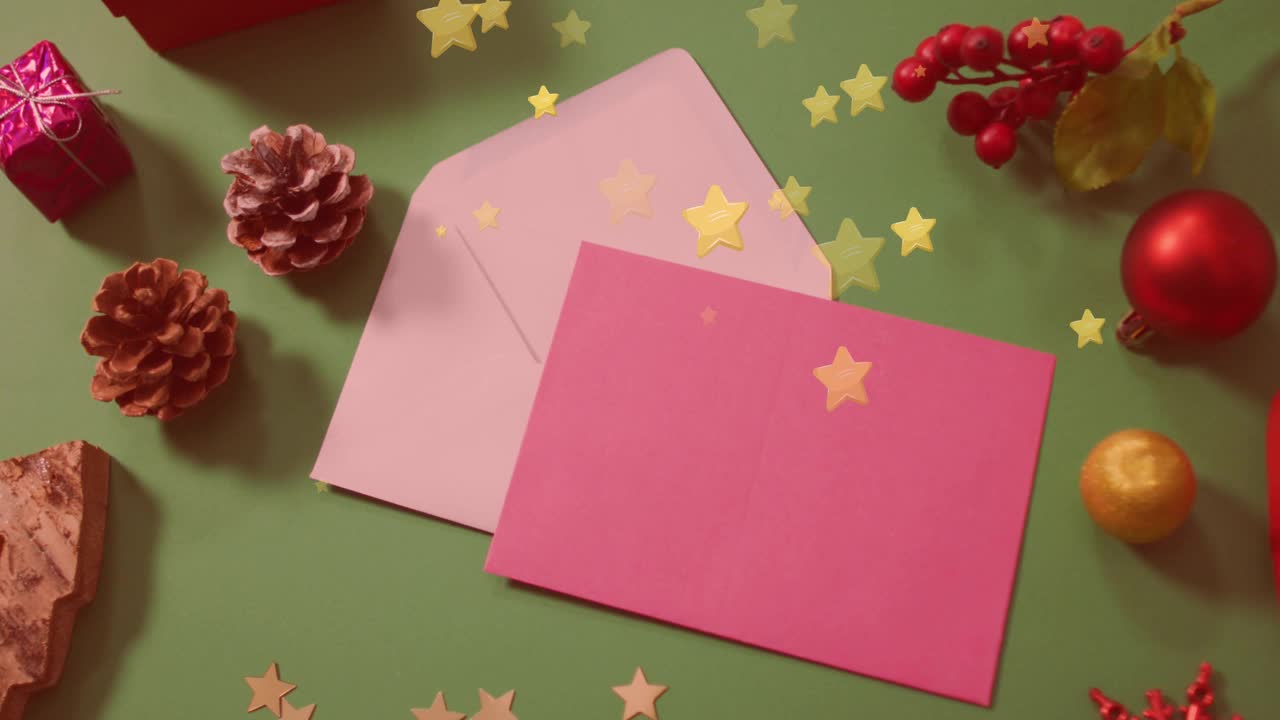 在信封和圣诞装饰上的圣诞问候文本动画视频下载