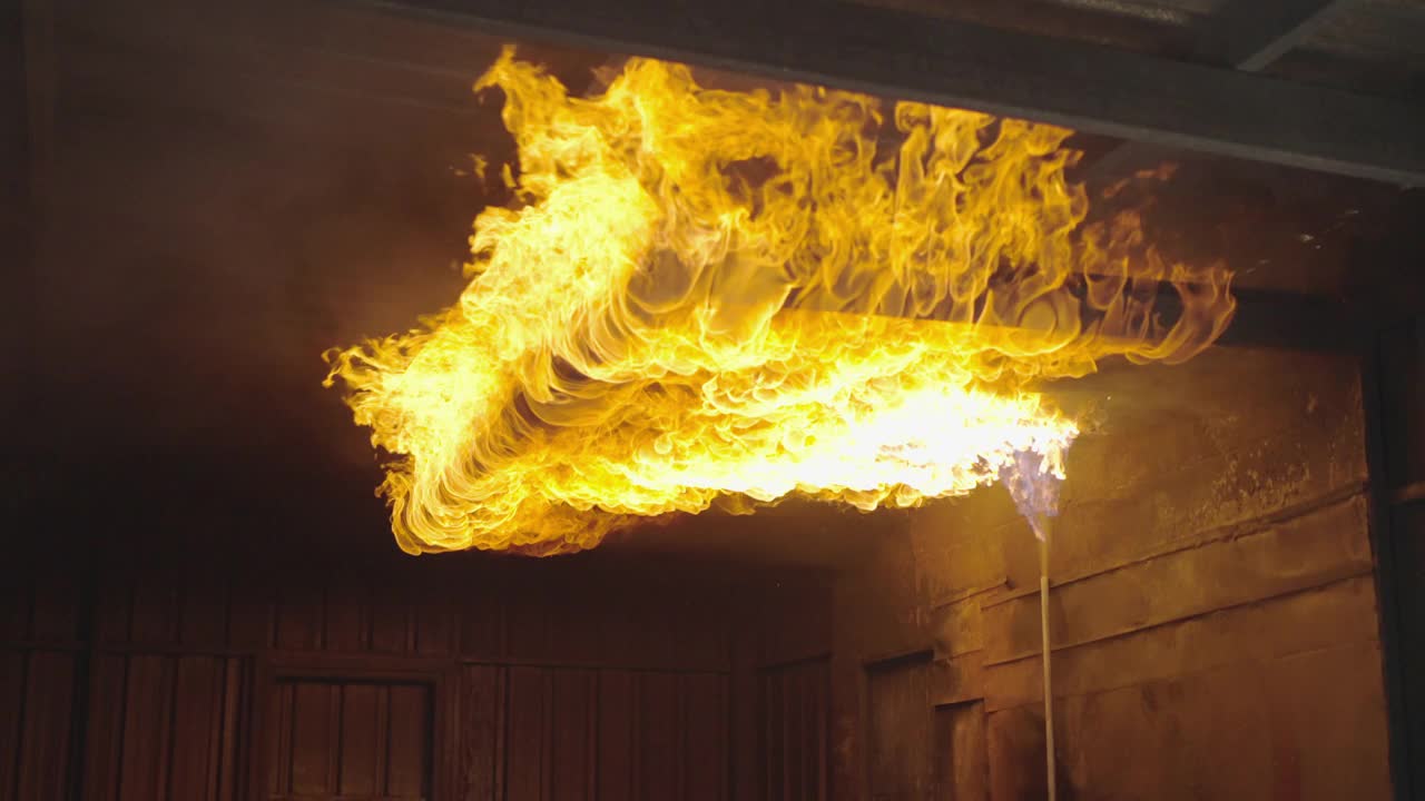 火焰的特写火焰在家里的火焰视频素材