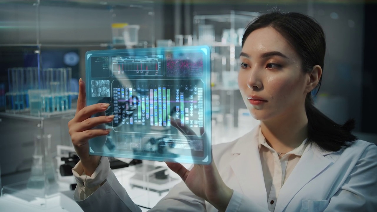 研究DNA突变和血细胞的亚裔女性科学家。手持未来触摸屏视频下载