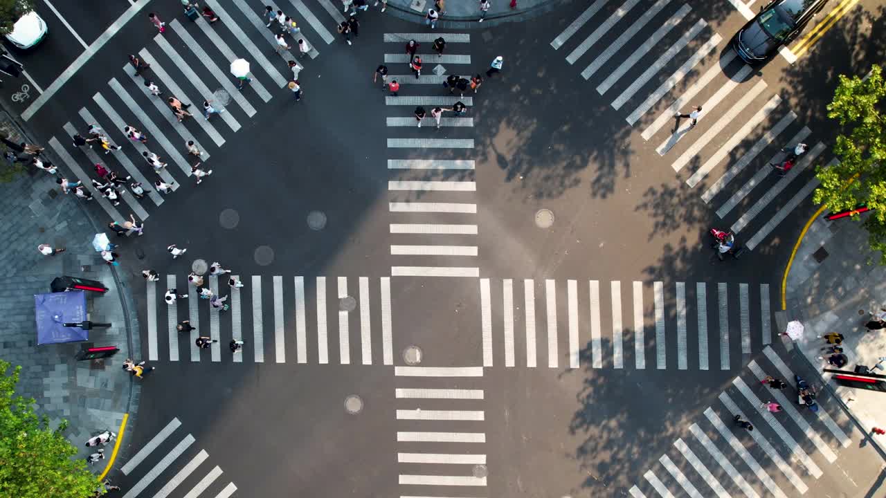 T/L无人机视角的城市街道十字路口视频素材
