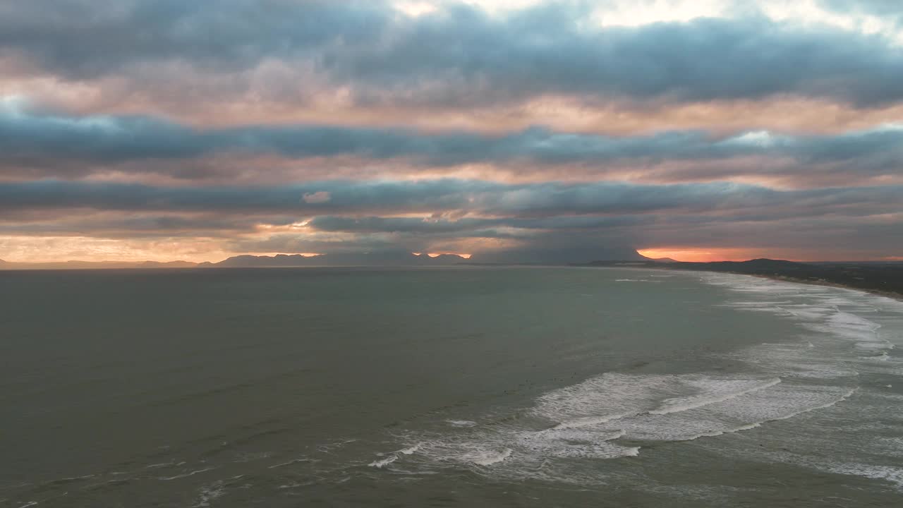 无人机在日落时拍摄的原始海岸线视频素材