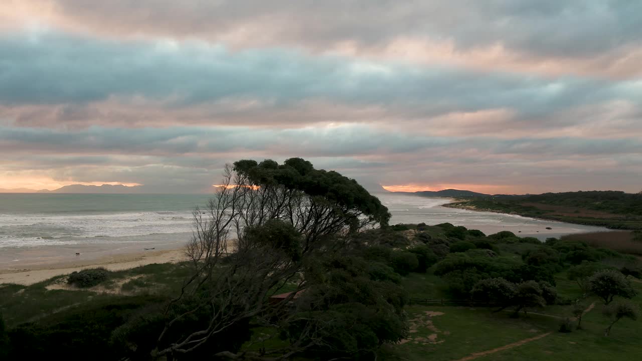 无人机在日落时拍摄的原始海岸线视频下载
