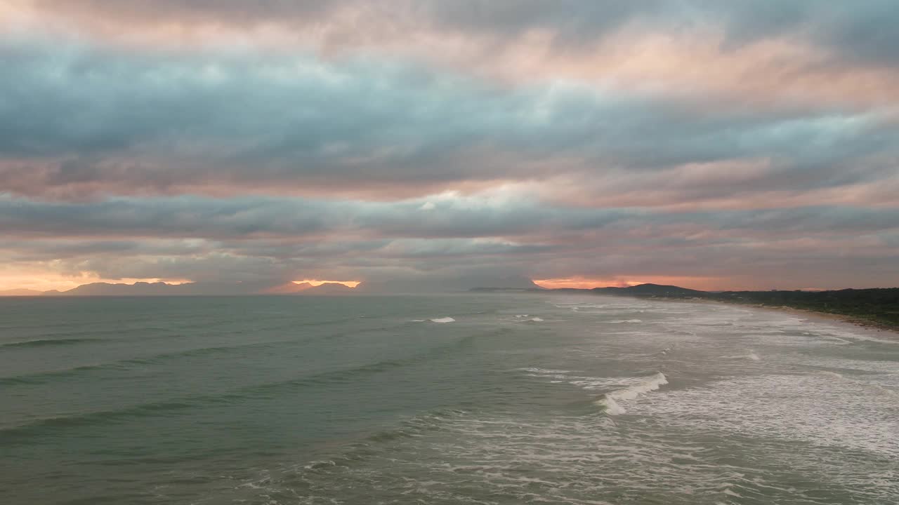无人机在日落时拍摄的原始海岸线视频素材