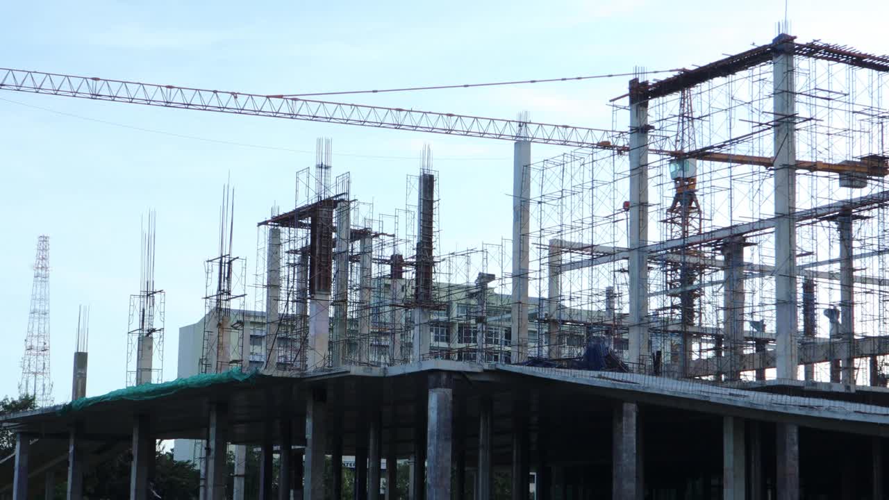 蓝天映衬着建筑工地。视频下载