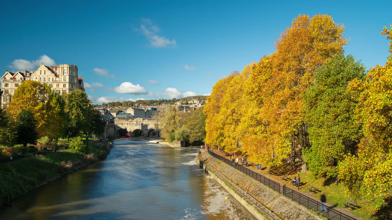 在英国萨默塞特的巴斯，普尔特尼桥和埃文河与多彩的秋叶的景色- 4k的延时视频下载