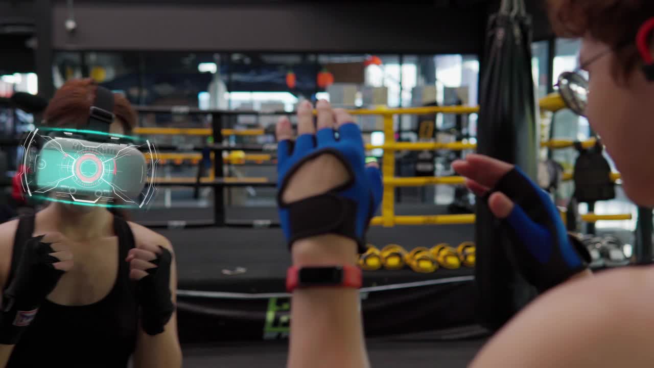 年轻女性运动健康佩戴VR头戴健身拳击运动游戏增强现实虚拟现实技术未来hud技术健康生活方式。视频下载
