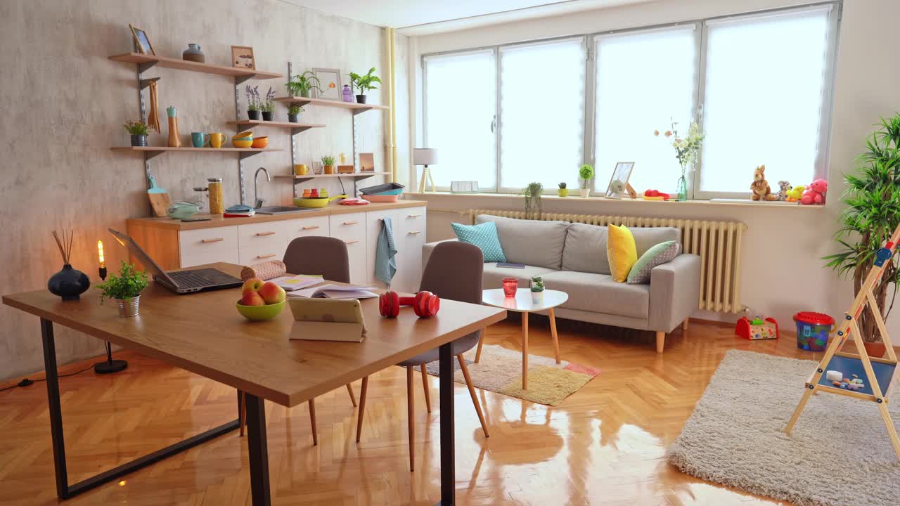 一室公寓，厨房，餐桌，沙发和孩子玩具视频下载