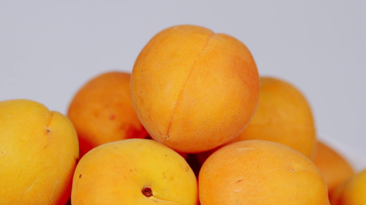 成熟的有机杏子水果背景。杏的背景视频下载