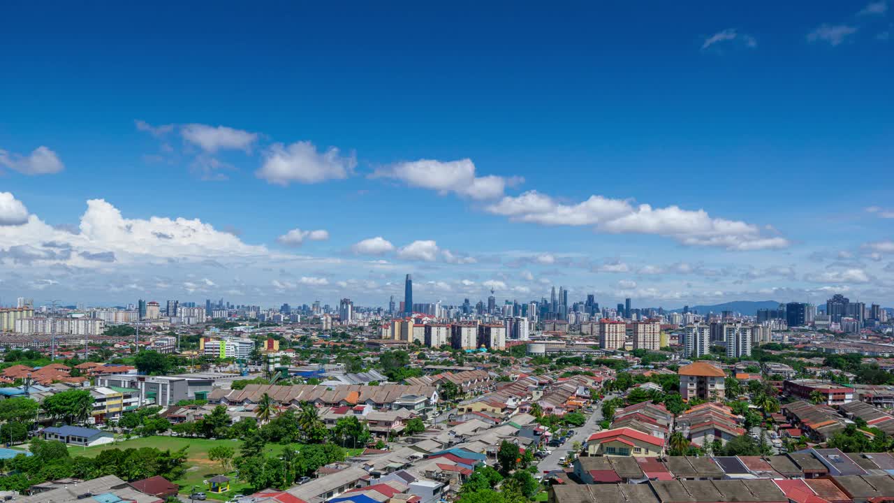 4K吉隆坡市区上空移动的云朵视频素材