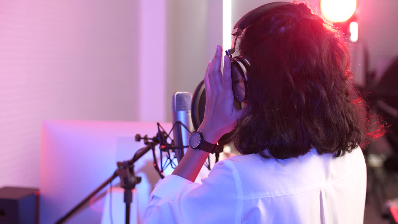 亚洲女人在录音棚录制原声歌曲视频素材