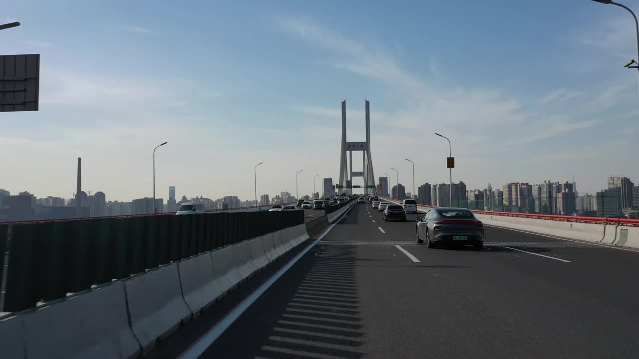 实时汽车驶过南浦大桥，上海，中国视频素材