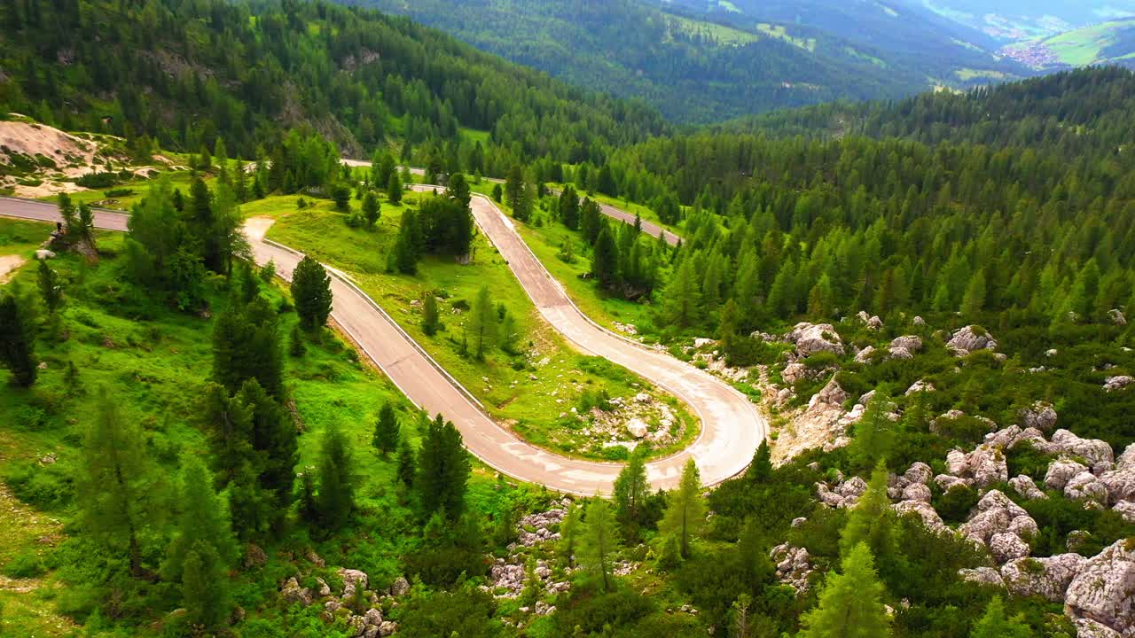 空中:风景拍摄的汽车移动在道路上的景观，无人机飞行在绿色的树木-瓦尔帕洛拉帕斯，意大利视频下载