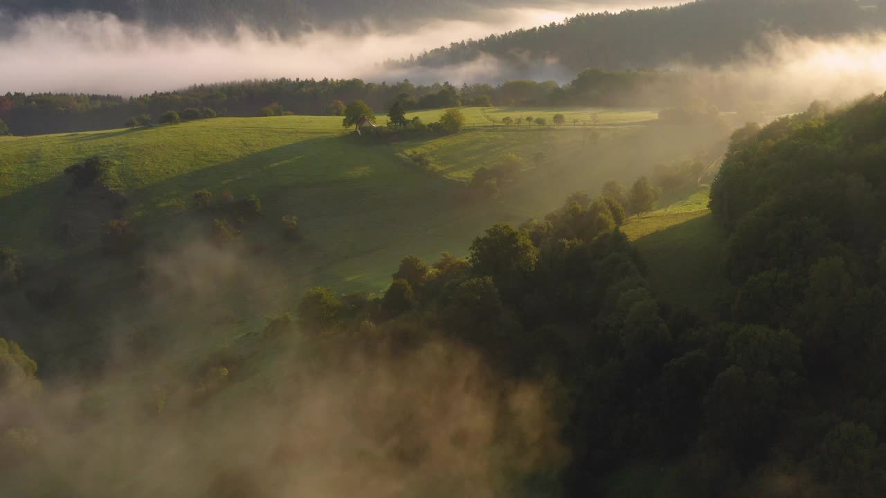 山上绿树的空中生长，无人机在云层上向后飞行-图林根州，德国视频下载