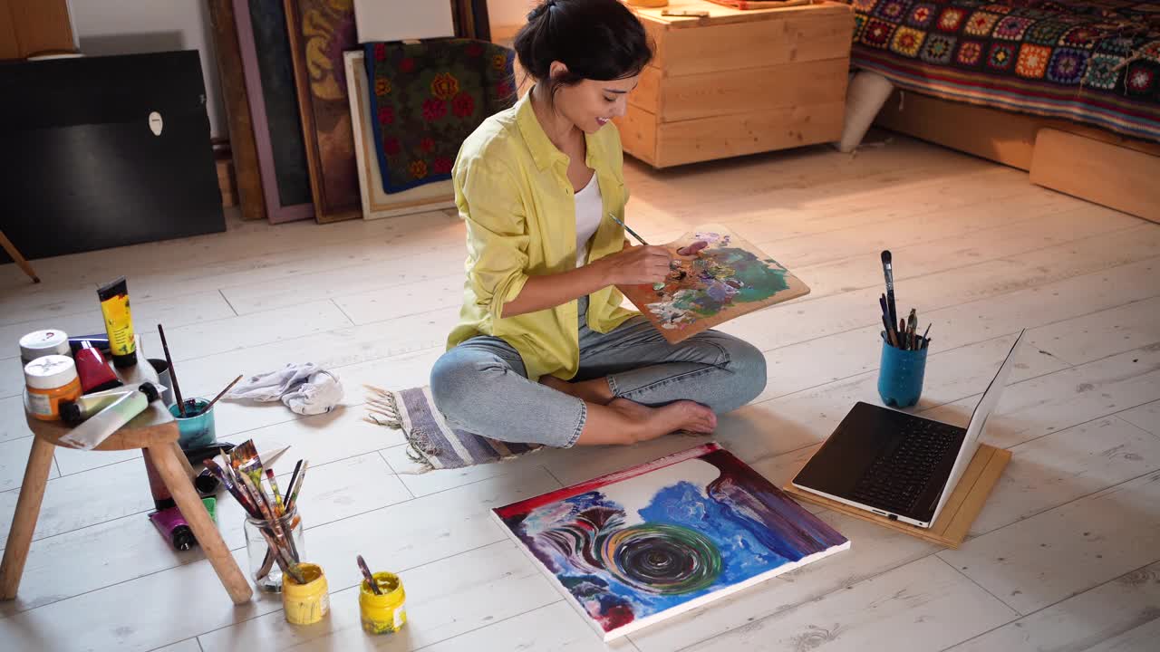 快乐的女艺术家，在她的视频博客上与粉丝分享她的绘画知识视频下载