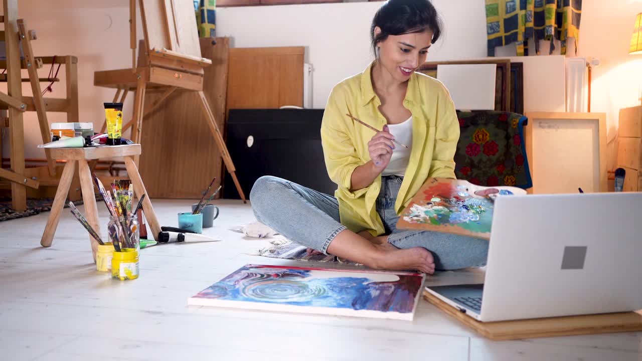 女艺术家记录她的DIY教程，在她的笔记本电脑从她的现代艺术工作室视频下载