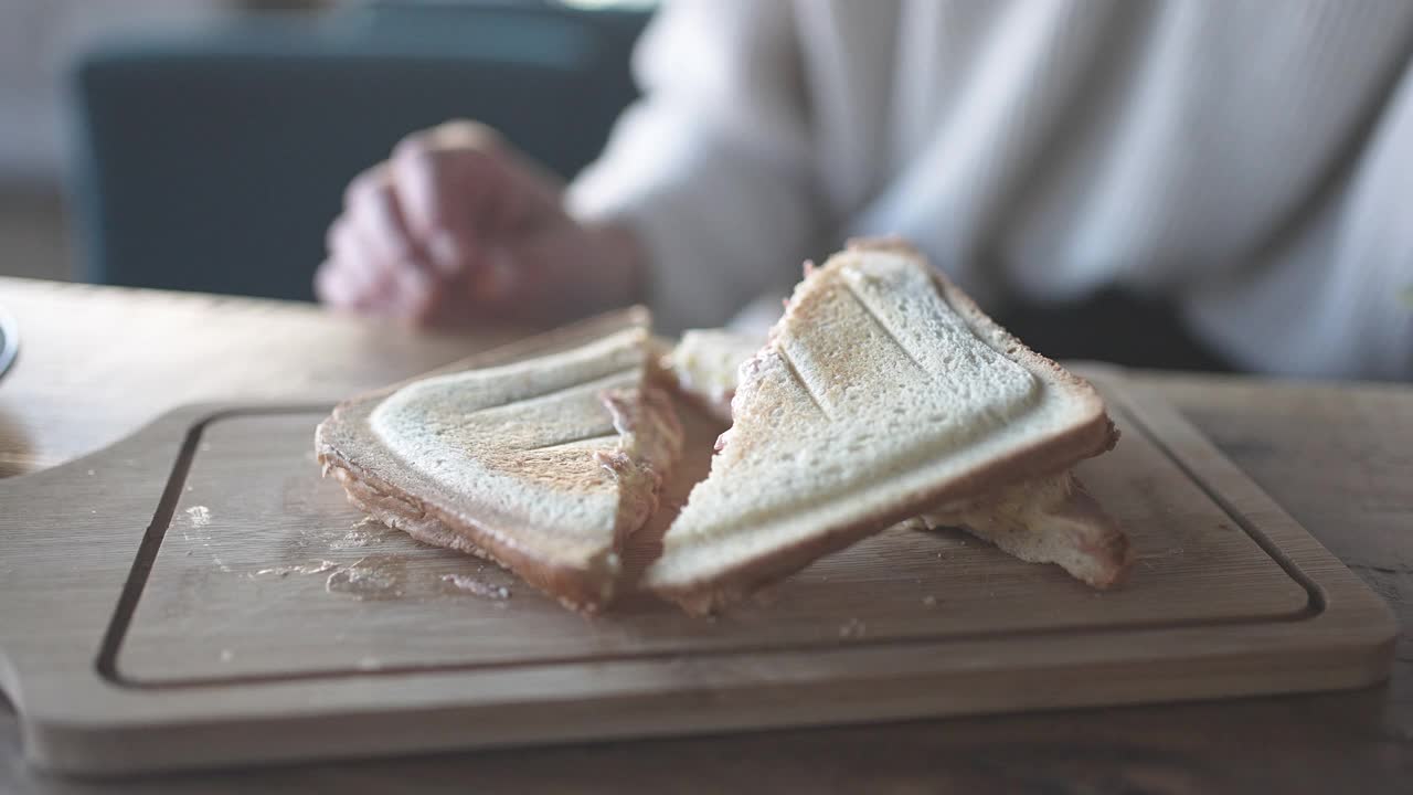 一名男子在餐厅吃烤面包的慢动作视频视频素材
