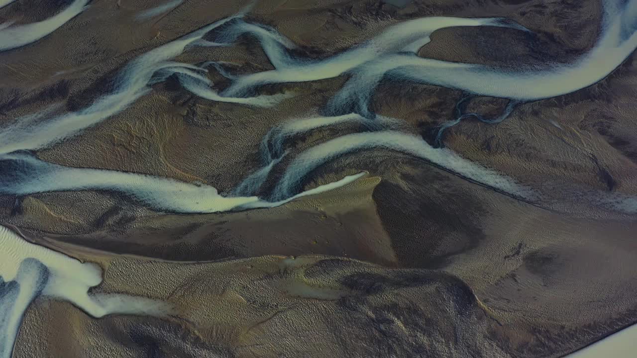 航拍平移显示辫状河，冰岛视频素材