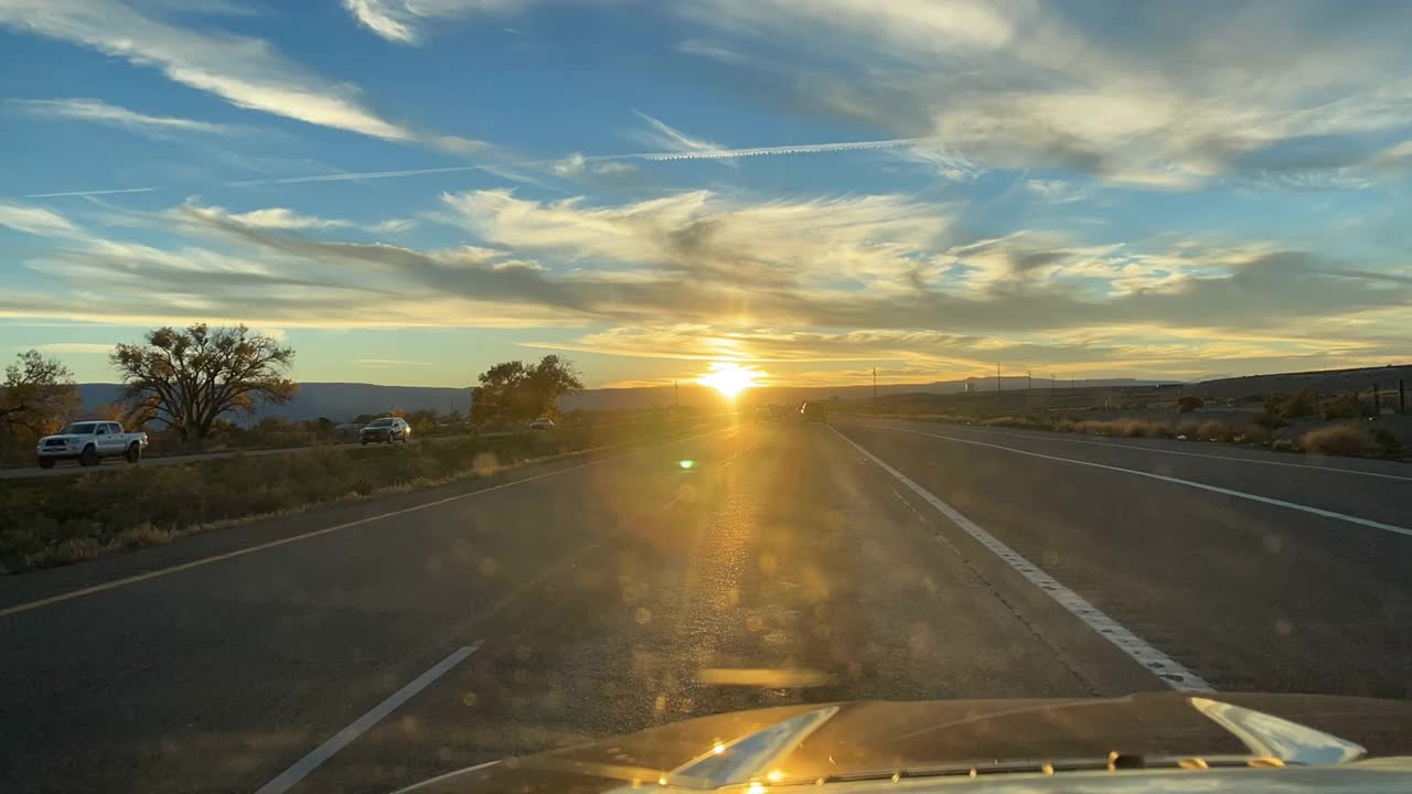 70州际公路交通汽车司机POV旅行和旅游在美国西部科罗拉多州西部美丽的日落和云景交通基础设施时间推移视频系列视频素材